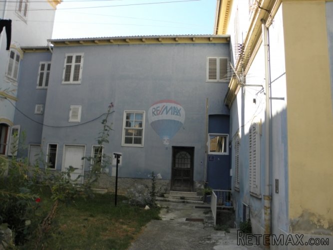 Pula-centar stan za renovaciju