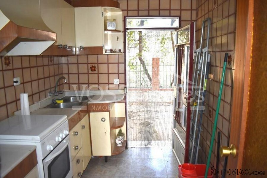 A 3 bedroom, 1 bathroom village house of 98m2 with garage.. - 12