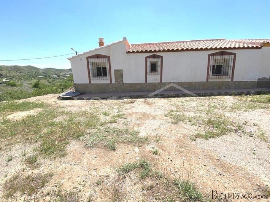 Semi detached country house of approx 104m2 currently with.. - 2