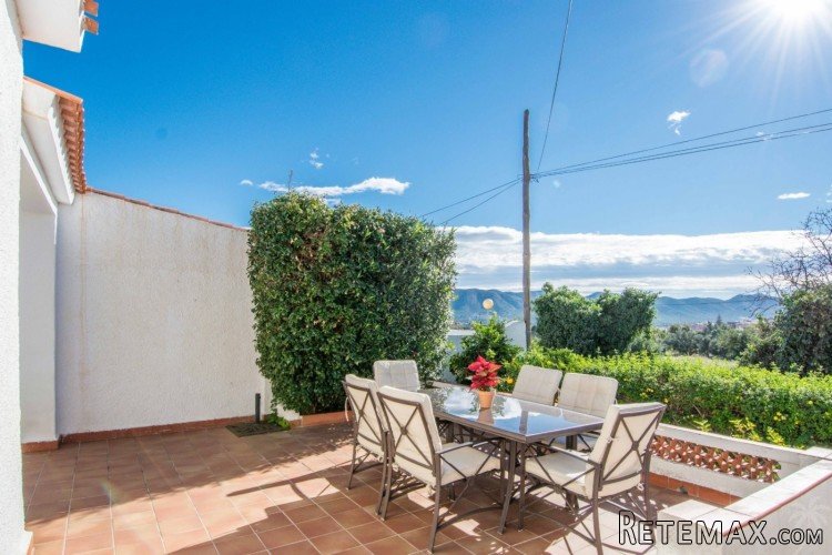 This cosy semi-detached villa is located in a cul-de sac in.. - 2