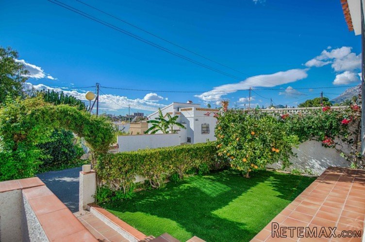 This cosy semi-detached villa is located in a cul-de sac in.. - 3