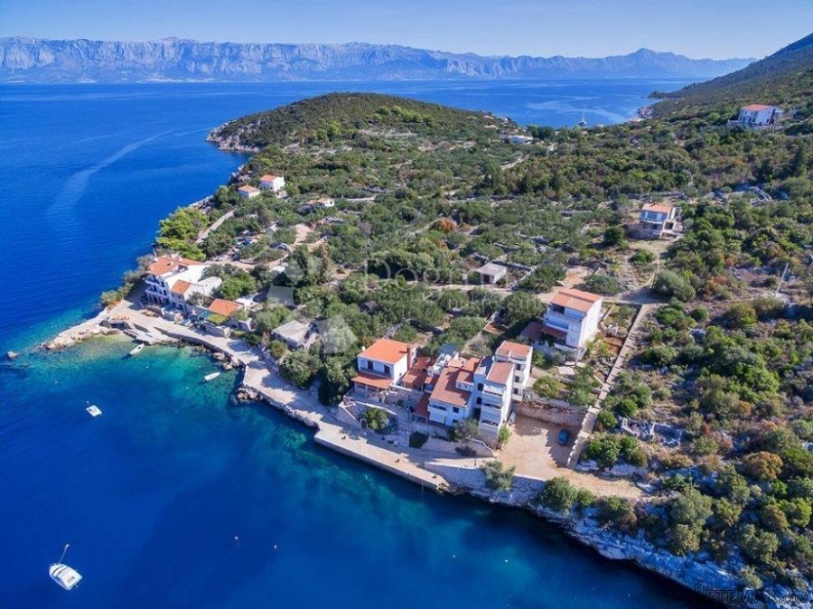 HVAR- građevinsko zemljište 1. red do mora, Uvala Pokrivenik