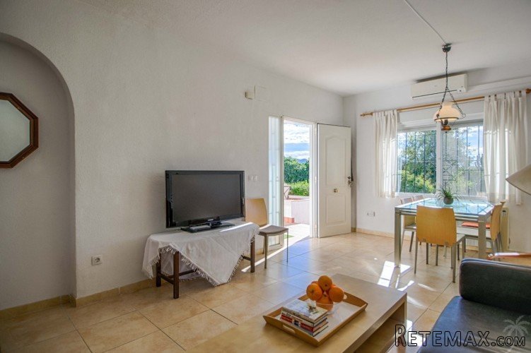 This cosy semi-detached villa is located in a cul-de sac in.. - 4