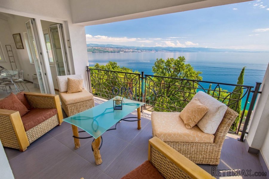 Opatija, kuća u neposrednoj blizini mora, 4 stana..