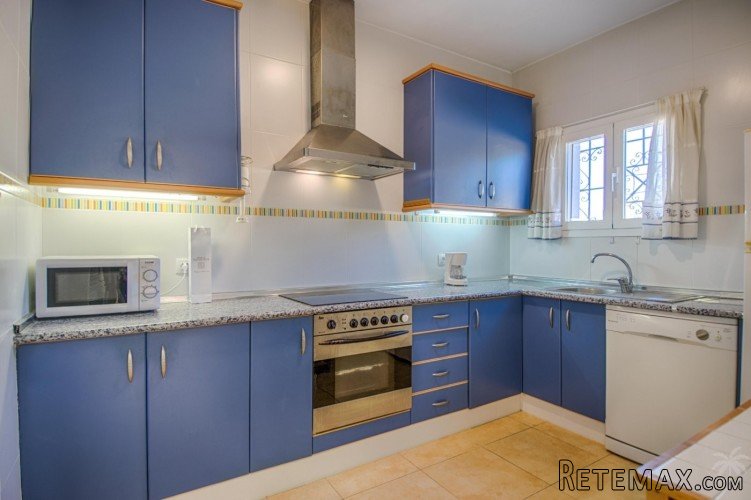 This cosy semi-detached villa is located in a cul-de sac in.. - 6