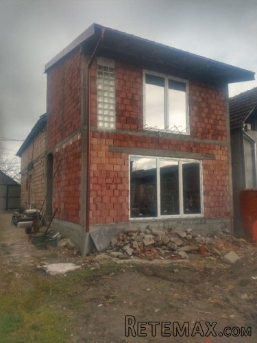 Prodajem useljivu nezavrsenu kucu sa 10 ari placa 1/1