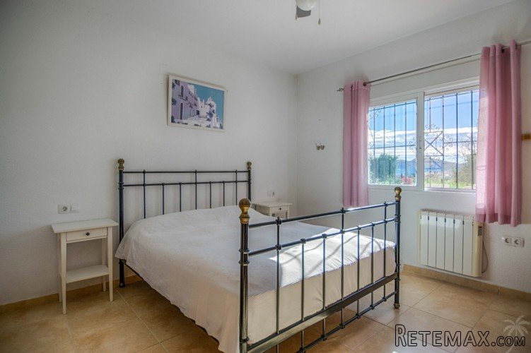 This cosy semi-detached villa is located in a cul-de sac in.. - 7