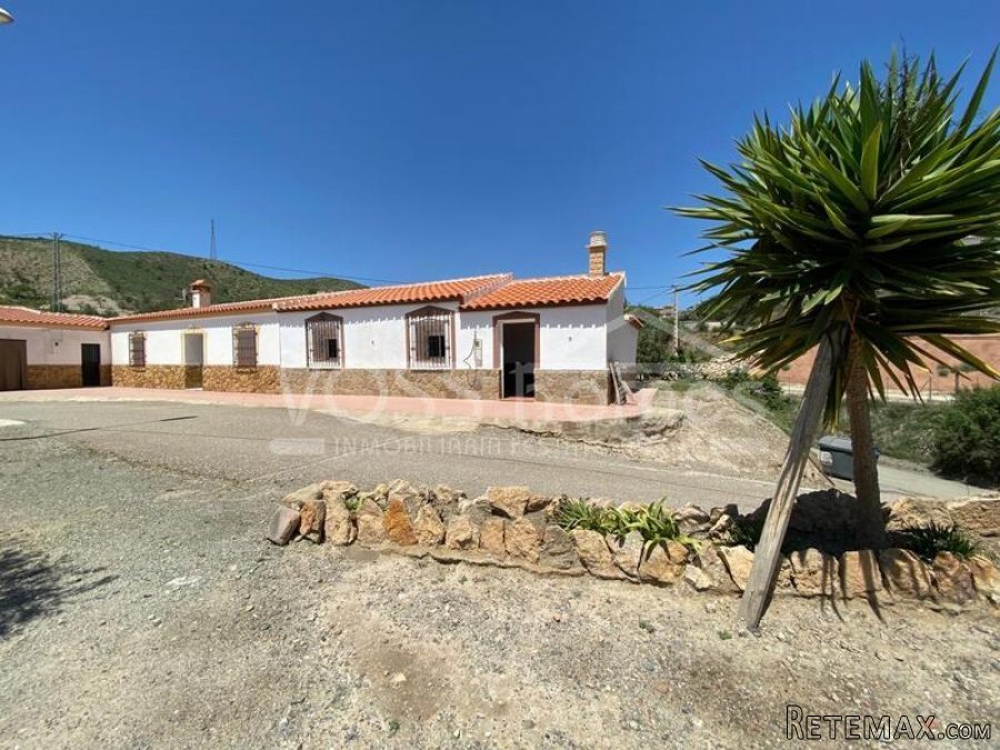 Semi detached country house of approx 104m2 currently with.. - 8