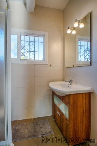 This cosy semi-detached villa is located in a cul-de sac in.. - 8