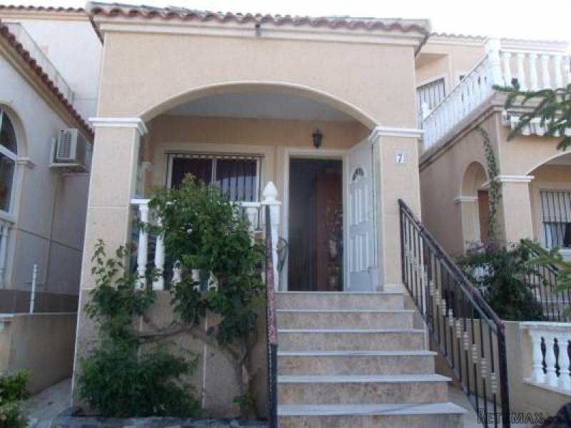 3 Bedroom 2 Bathroom Townhouse In Los..