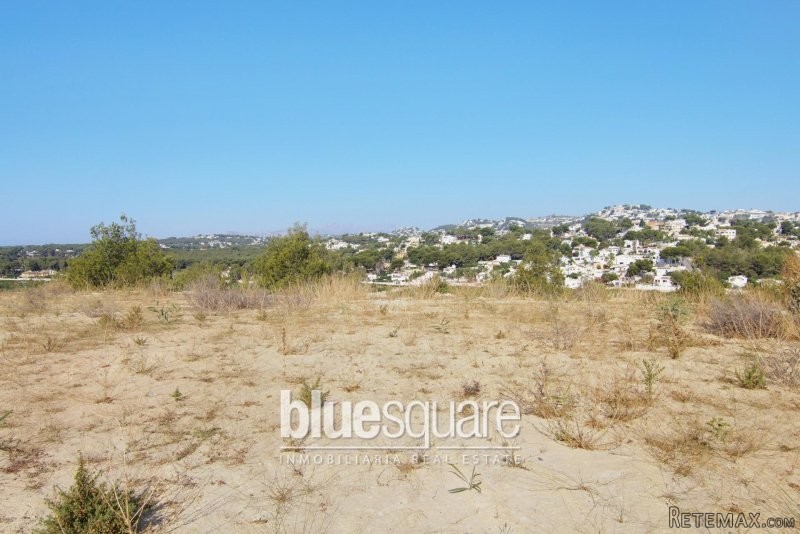 Building plot with lovely views to..