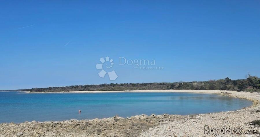 Atraktivno poljoprivredno zemljište uz plažu – rijetko na tr