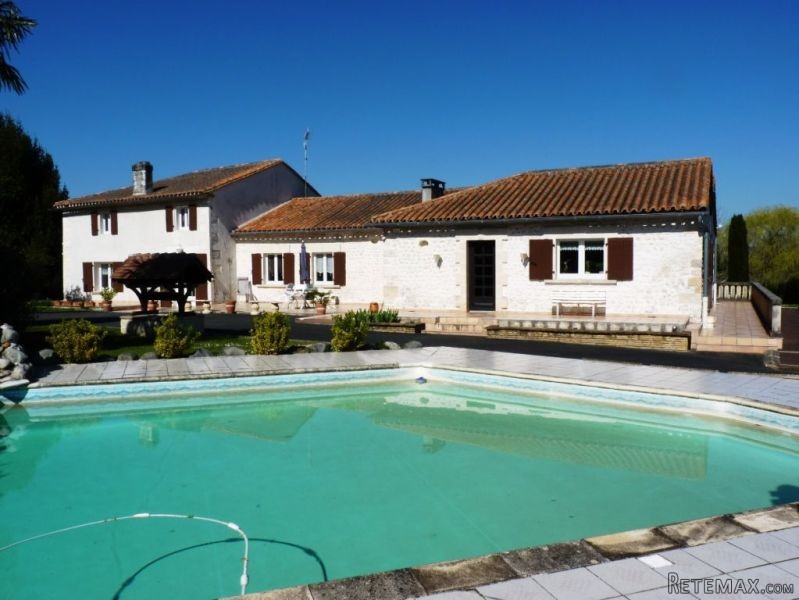 Beautiful property of 2 houses, ideal..