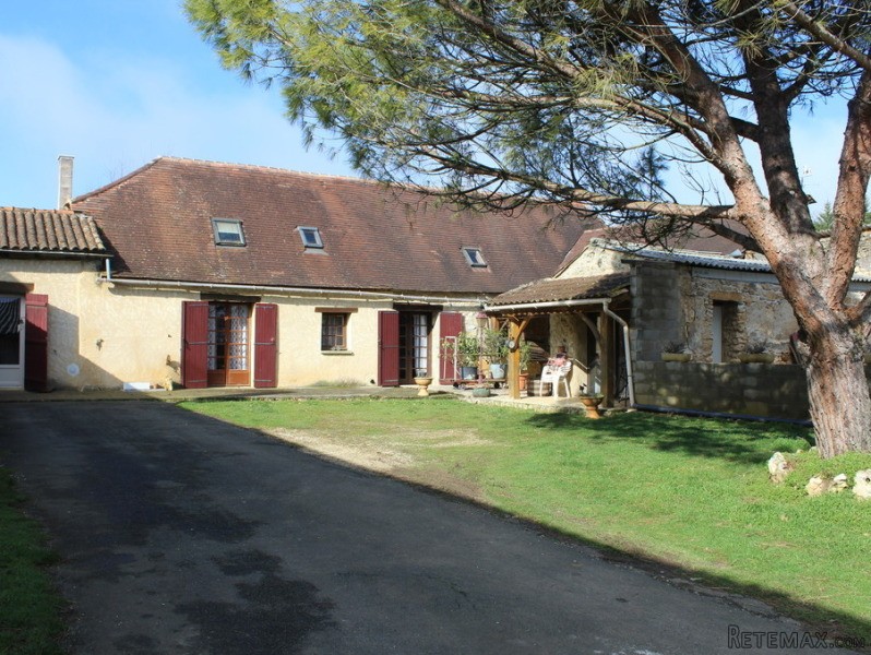 Stone House With Outbuildings Set On 25..