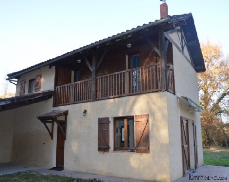 Immaculate edge of town house with..