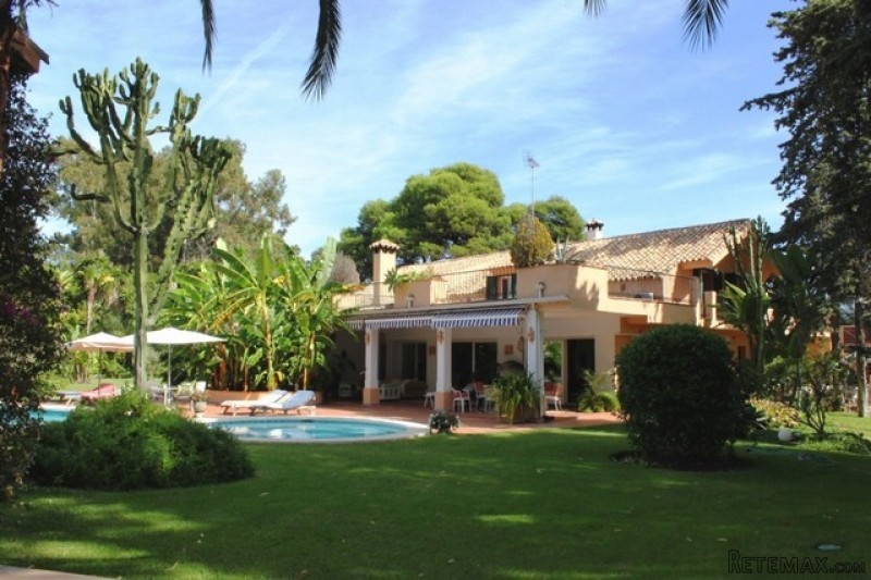 9 Bedrooms - Villa - Malaga - For Sale