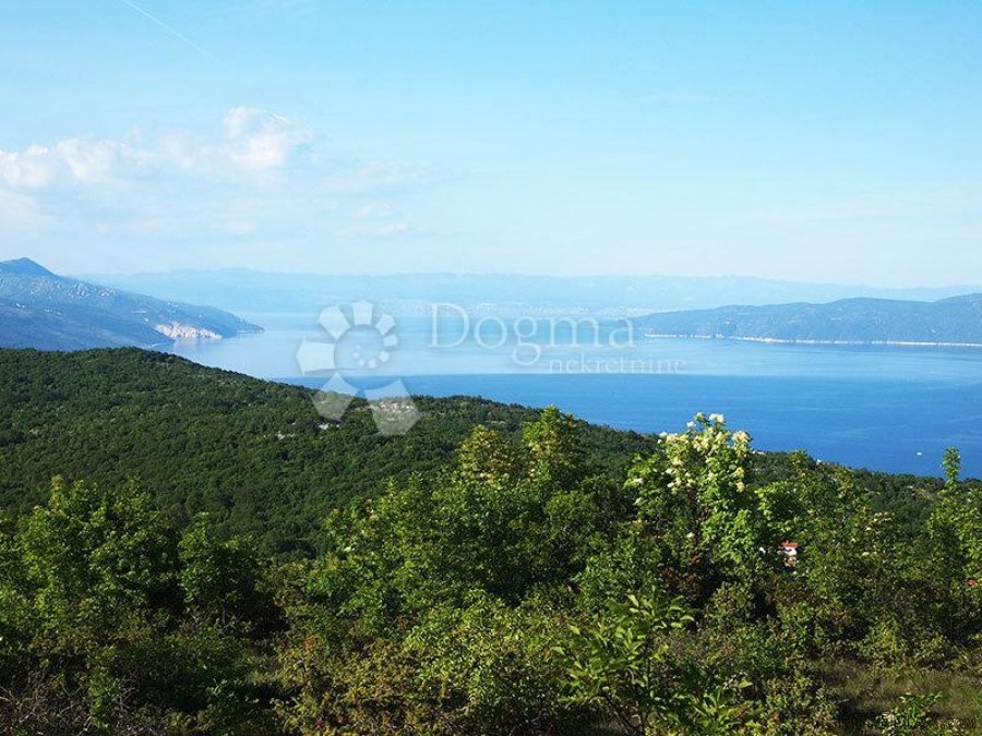 NEPONOVLJIVO GRAĐEVINSKO ZEMLJIŠTE SA POGLEDOM NA KVARNER