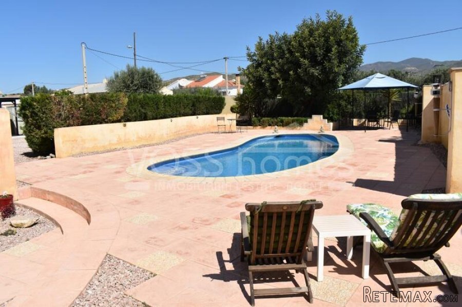 NEW & EXCLUSIVE LISTING TO VOSS HOMES - THIS REALLY IS A.. - 7