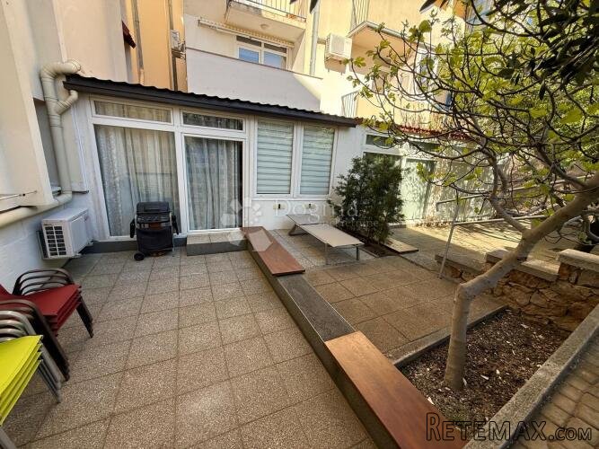 APARTMAN U PRIZEMLJU S VELIKOM TERASOM