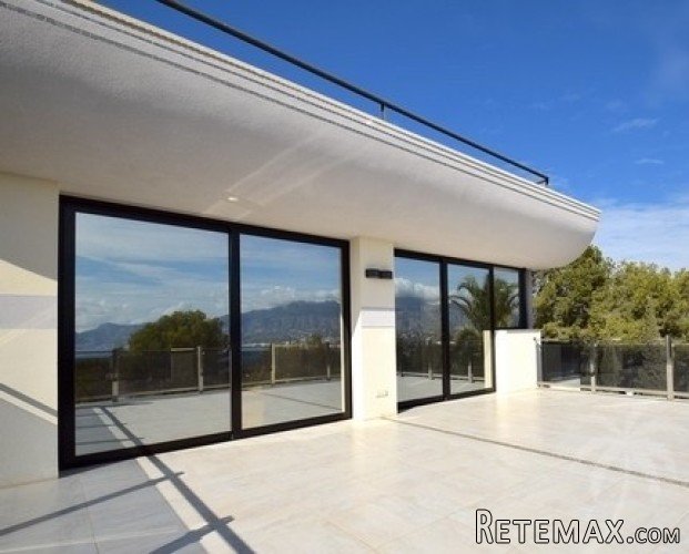 Modern luxury villa within easy walking distance of all.. - 2