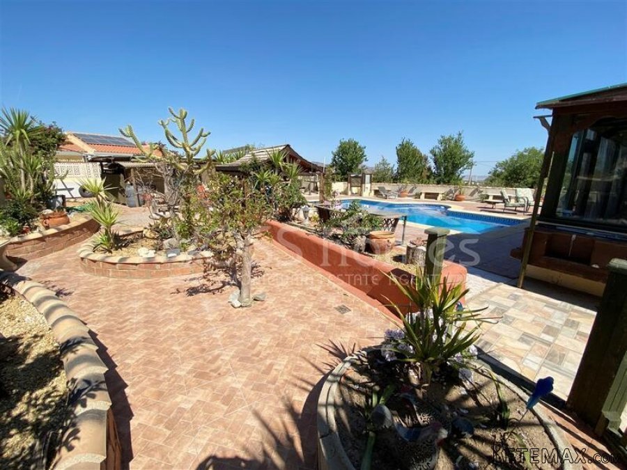 NEW & EXCLUSIVE LISTING TO VOSS HOMES - A spacious 3 bed.. - 2