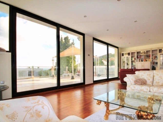 Modern luxury villa within easy walking distance of all.. - 5