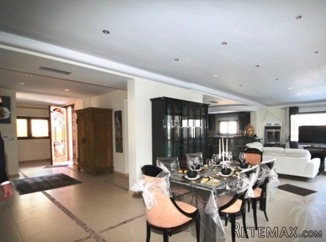 Modern luxury villa within easy walking distance of all.. - 6