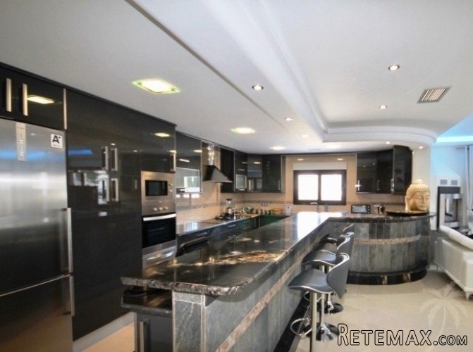 Modern luxury villa within easy walking distance of all.. - 7