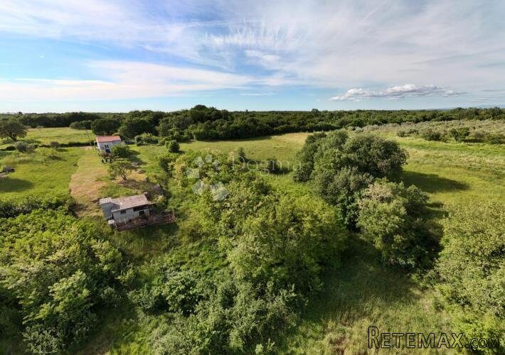 Muntić – zemljište 1.516 m², izgradivost 340 m² BRP, 7 km do