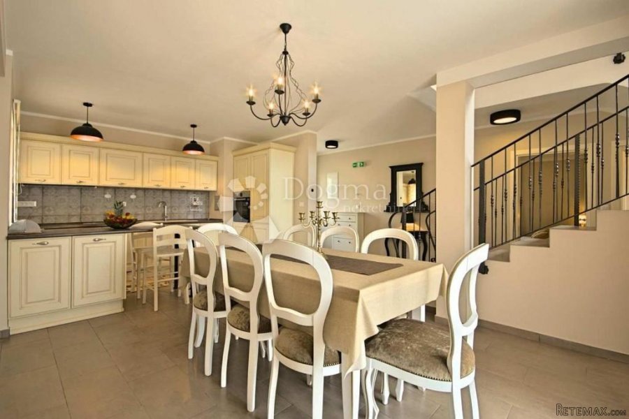 ELEGANTNA VILLA SA BAZENOM NADOMAK POREČA - 8