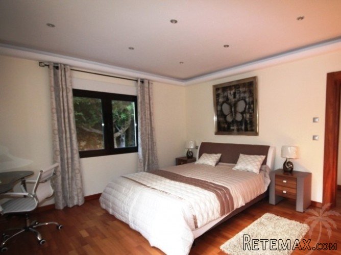 Modern luxury villa within easy walking distance of all.. - 8