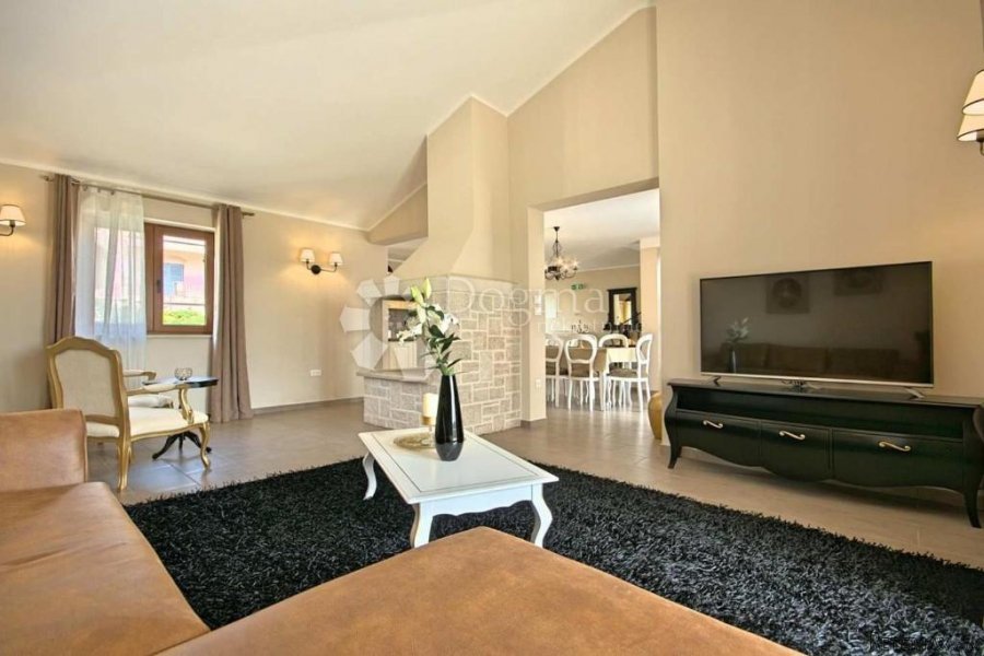 ELEGANTNA VILLA SA BAZENOM NADOMAK POREČA - 10