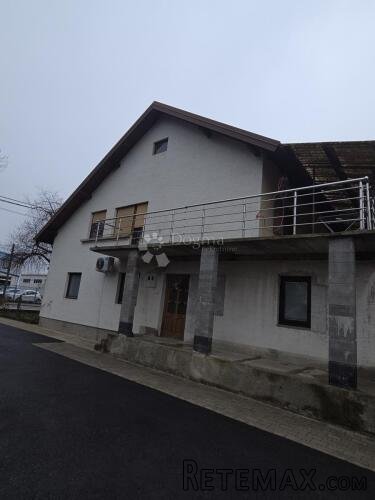 Sesvet. Kraljevec kuća sa velikom okućnicom