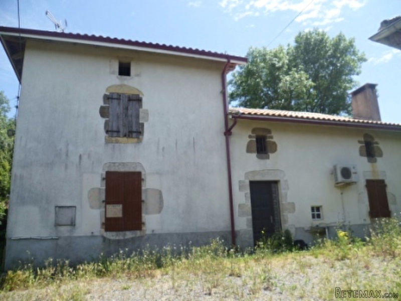 Spacious Farmhouse to renovate with..