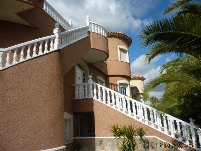 This beautiful villa has a built area of ​​over 400m2, the v.. - 2
