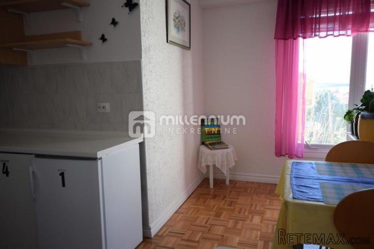 Otok Krk, Malinska, kuća s 3 stana, garažom i okućnicom - 3