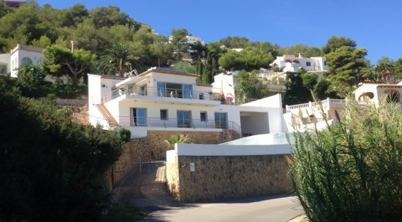 V1549 - Stunning 3 Bed Villa With Sea..