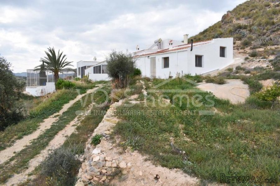 EXCLUSIVE TO VOSS HOMES - Recently improved country house.. - 2