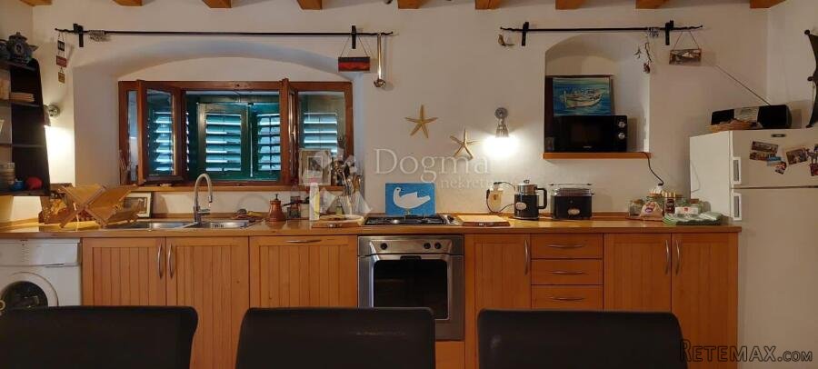 Lijepa kamena kuća s pogledom na Šibenski zaljev - 3