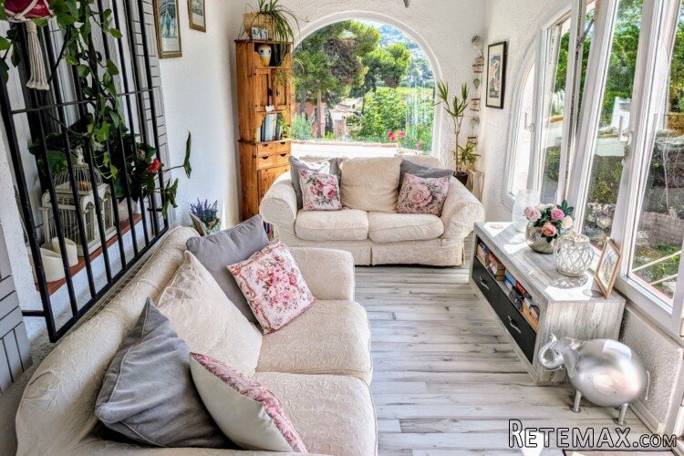 This renovated villa with garage and pool for sale in La.. - 4