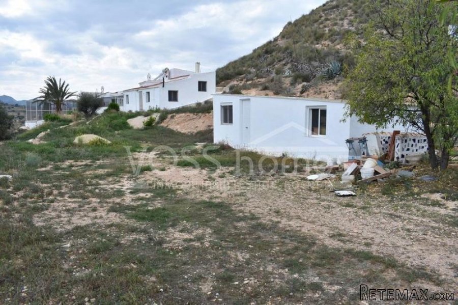 EXCLUSIVE TO VOSS HOMES - Recently improved country house.. - 5