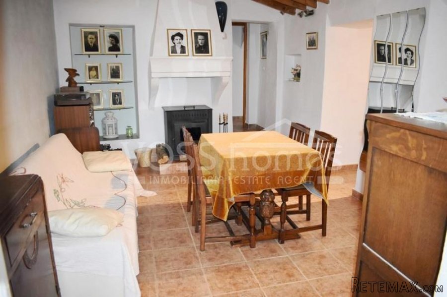 EXCLUSIVE TO VOSS HOMES - Recently improved country house.. - 6