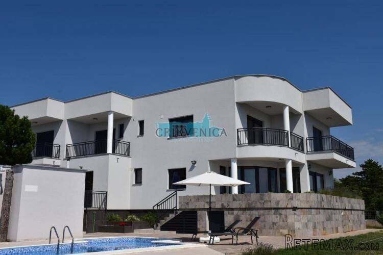 LUKSUZNA VILLA U CRIKVENICI SA VELIKOM OKUĆNICOM