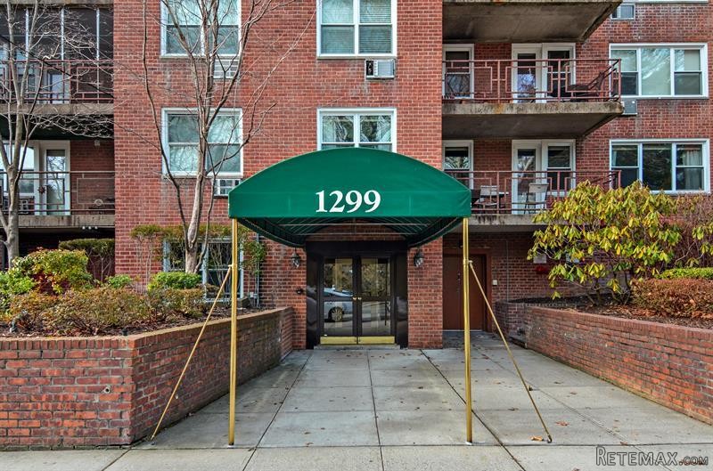 2 bedroom Commercial Property For Sale:..