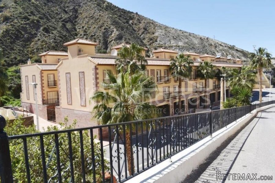 NEW LISTING TO VOSS HOMES - A larger than usual, 3 bed, 2.. - 9