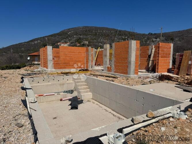 Zagvozd kuća s bazenom u izgradnji