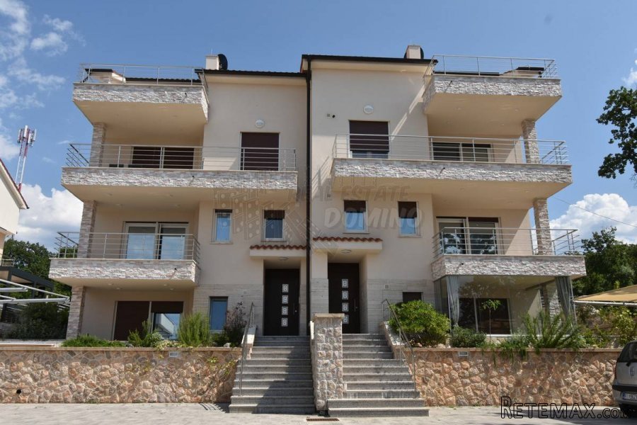 Apartman s okućnicom, Njivice!! - 2
