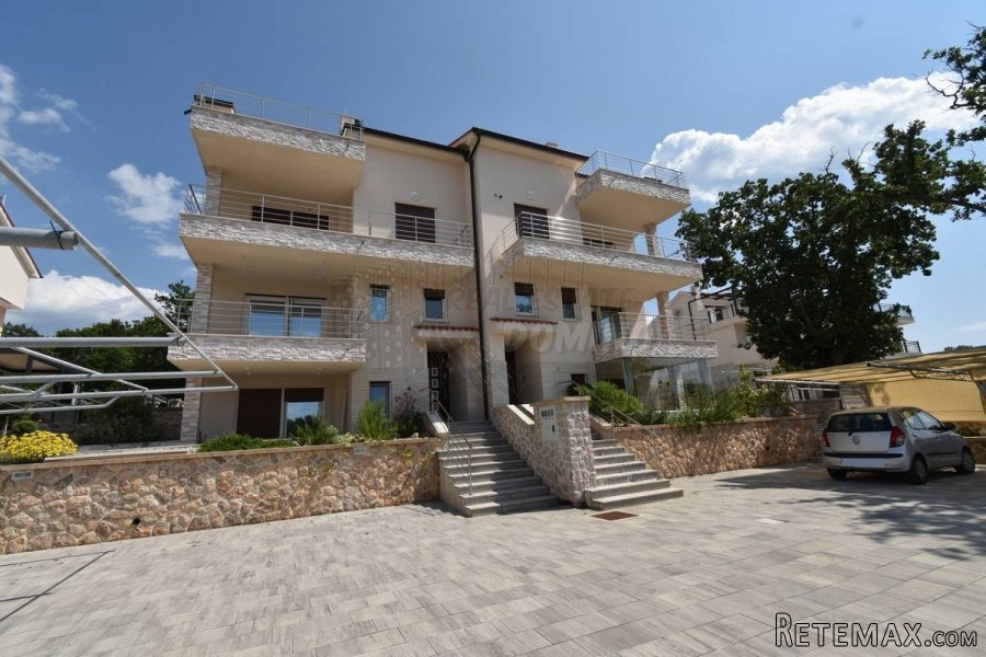 Apartman s okućnicom, Njivice!! - 3