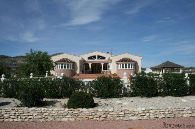 Stunning & Immaculate Luxury Villa..