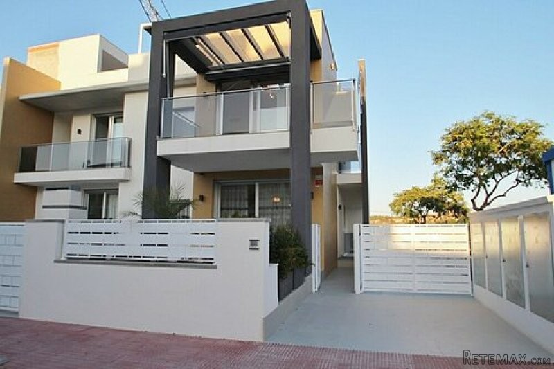* READY TO MOVE INTO- GROUND FLOOR..